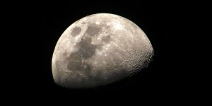 La epopeya lunar de una bandera vaticana
