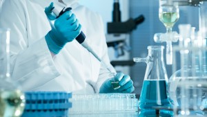 Científico trabajando en un laboratorio