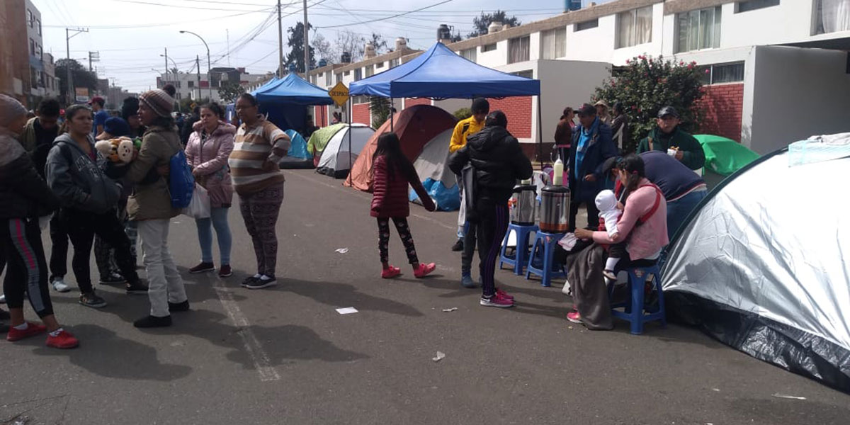 Venezolanos colapsan albergues y carpas en Tacna, frontera Chile-Perú