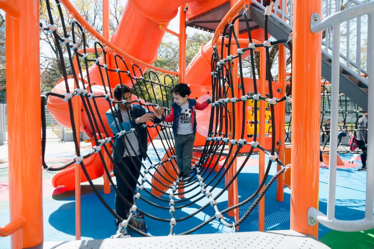 pedir permiso para jugar con niños en el parque