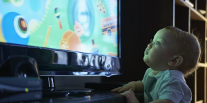 Niños sobrestimulados por las pantallas y TDAH, ¿hay conexión?