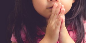 Cómo enseñar a los niños a orar en silencio