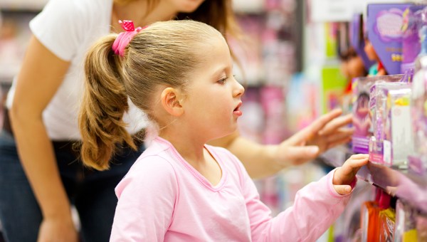 DZIEWCZYNKA W SKLEPIE