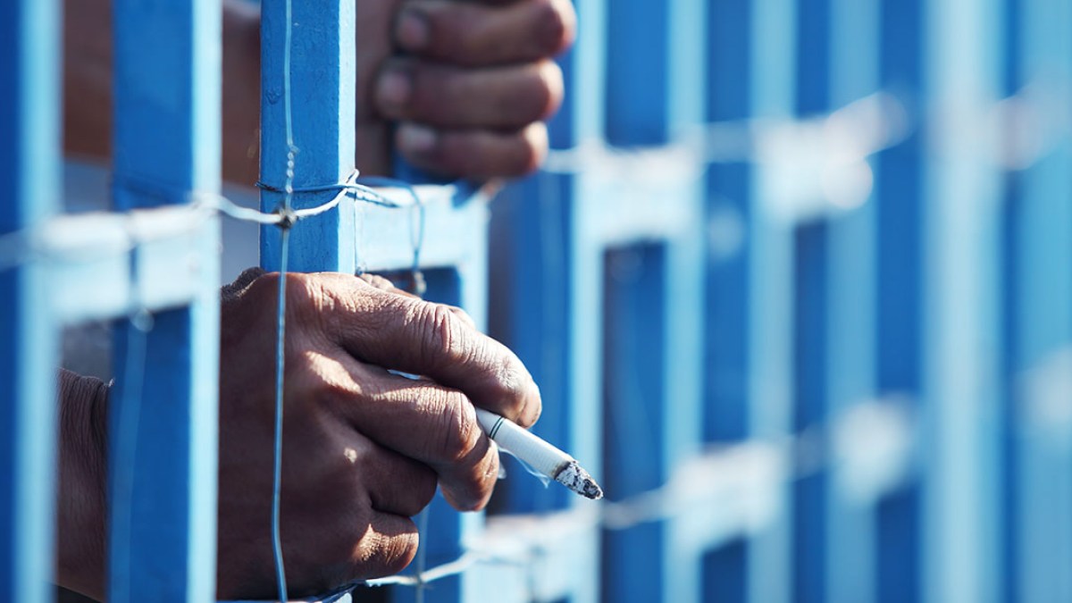 web3-prisoner-jail-smoke-hands-shutterstock_245347288-por-sakhorn.jpg