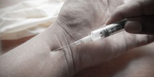 Ayudar a los drogadictos, pero ¿cuál es la manera correcta?