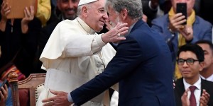 Abrazo entrañable entre el Papa y padre Pedro Opeka en Akamasoa, Madagascar