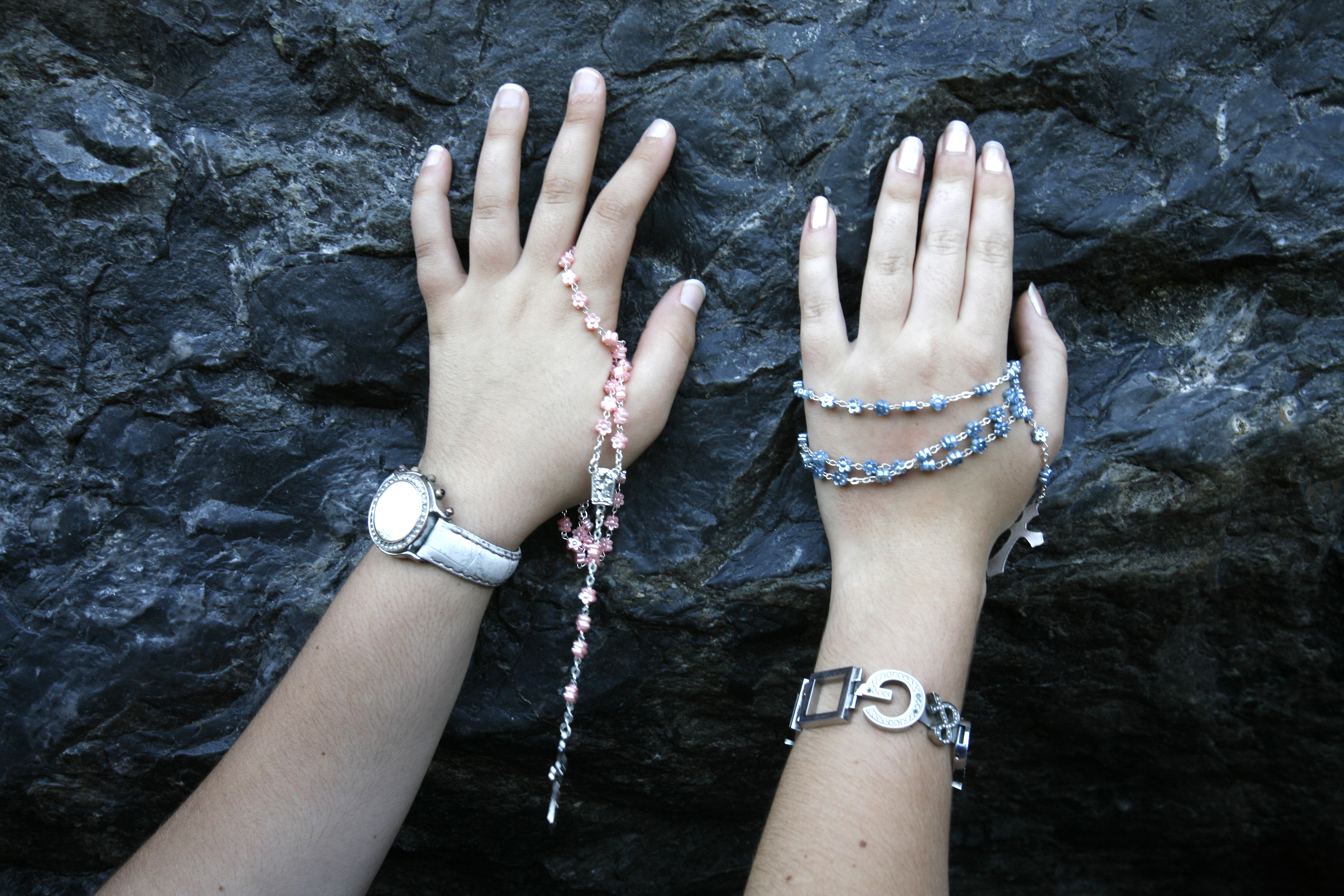 Mains sur la pierre de Lourdes