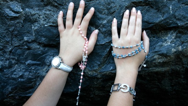 Mains sur la pierre de Lourdes