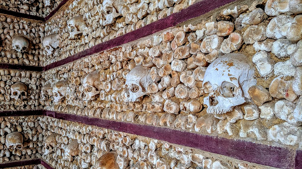 1_1024px-faro_capela_dos_ossos_closeup.jpg
