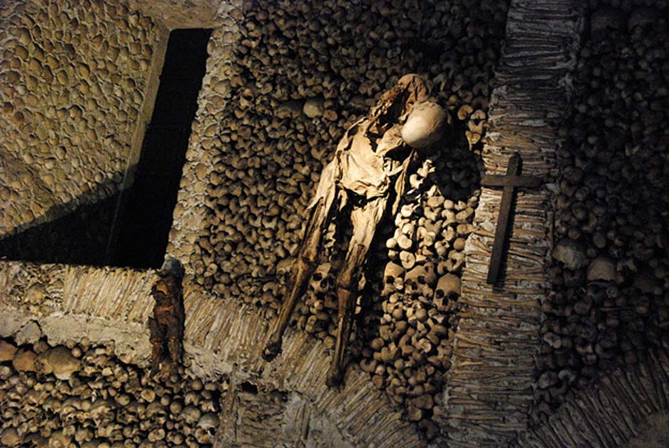 5the-macabre-capela-dos-ossos.jpg