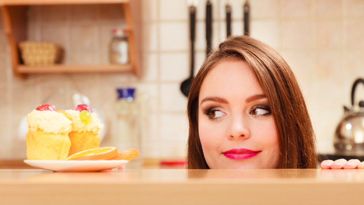 GREED-WOMAN-CAKE