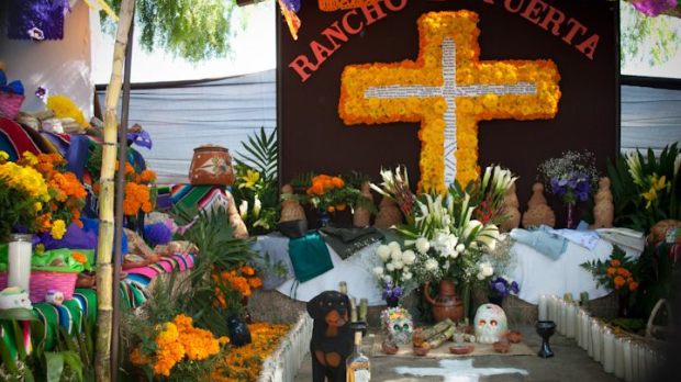 Un altar de muertos con sentido católico: oración y memoria
