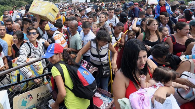 web3-colombia-cucuta-border-venezuela-migrants-bridge-women-presidenciave.com_.jpg
