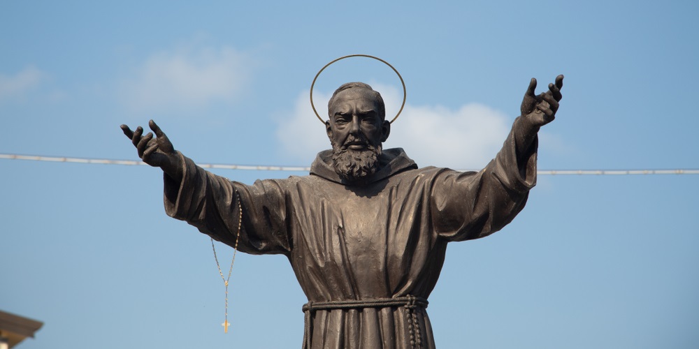 web3-padre-pio-statue-saint-rosary-dagmar-breu-shutterstock.jpg