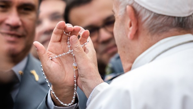 Papa Francisco con un rosario