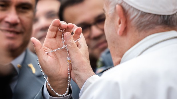 Papa Francisco con un rosario