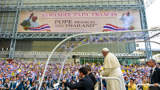 web2-pftnov1119-pope-francis-thailand-religion-afp-000_1mg0fu.jpg