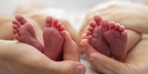 Dos mellizos rescatados del aborto gracias a 40 Días por la Vida