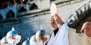 Libérate de los límites del tiempo con la Eucaristía