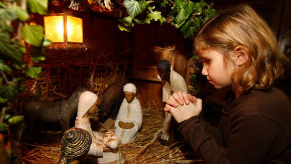 enfant devant crèche de noel