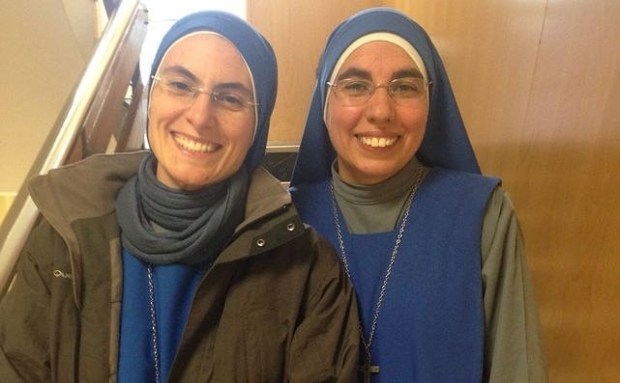 La sonrisa de la hermana Myriam Yeshua, a la derecha