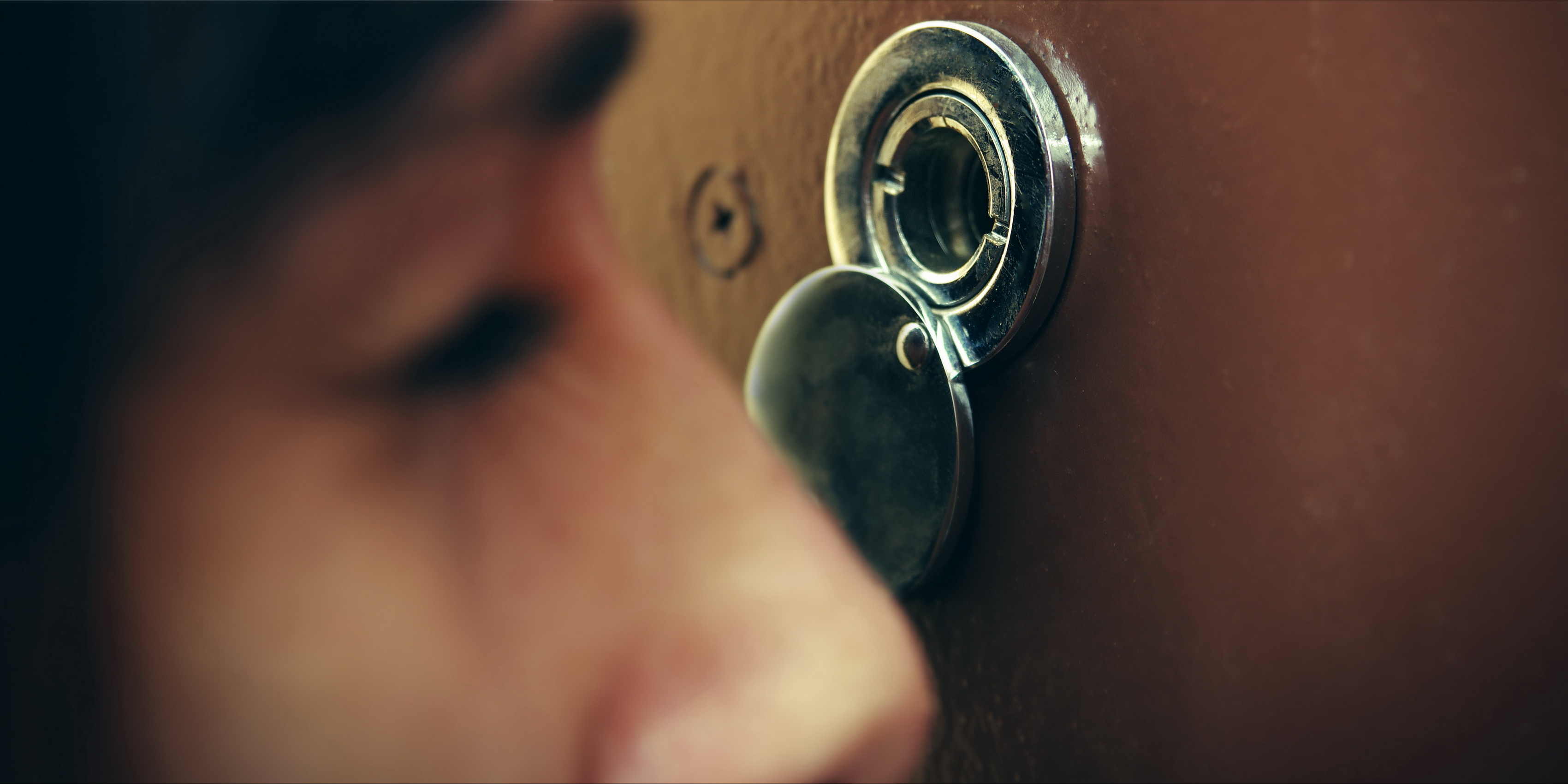 Regarder par la porte