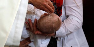 Bautismo: ¿hay que imponerlo de pequeños?