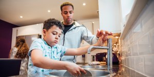 ¿Quieres que tus hijos ayuden a los demás? Evita estas 3 cosas