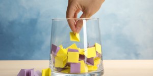 Una lotería en la que todos ganan. ¡Saca un boleto y reza!