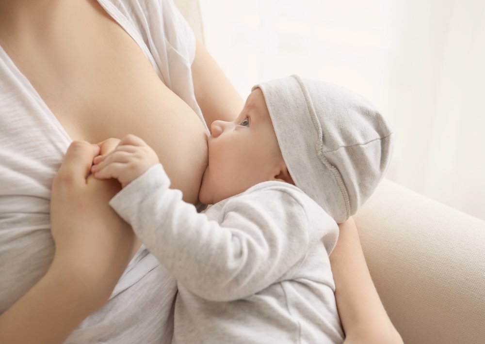 web-mother-feeding-baby-breast-milk-shutterstock_596707316-africa-studio.jpg