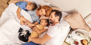 7 formas inspiradas en Montessori de enseñar la fe en casa