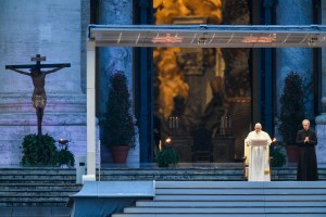 Histórica bendición del Papa al mundo amenazado por coronavirus