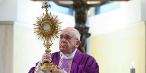 El Papa: El diablo quiere destruir la Iglesia por envidia con el poder y el dinero