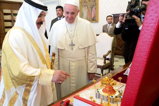 CITE DU VATICAN, Vatican City : Pope Francis (R), exchanges gifts with King of Bahrein, Isa Al Khalifa &#8211; ar