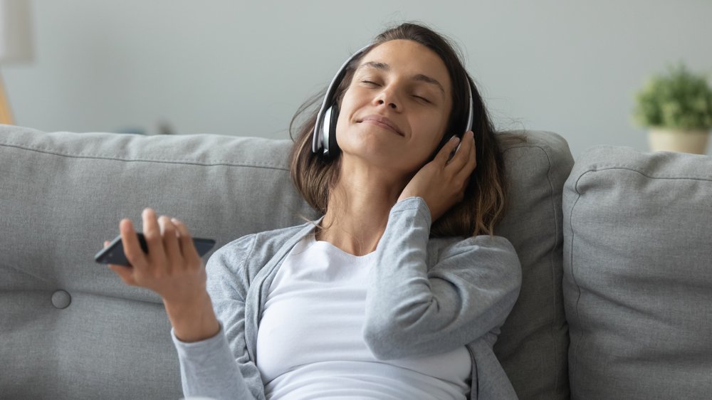 web-7-rest-girl-music-shutterstock_1667279602-fizkes.jpg