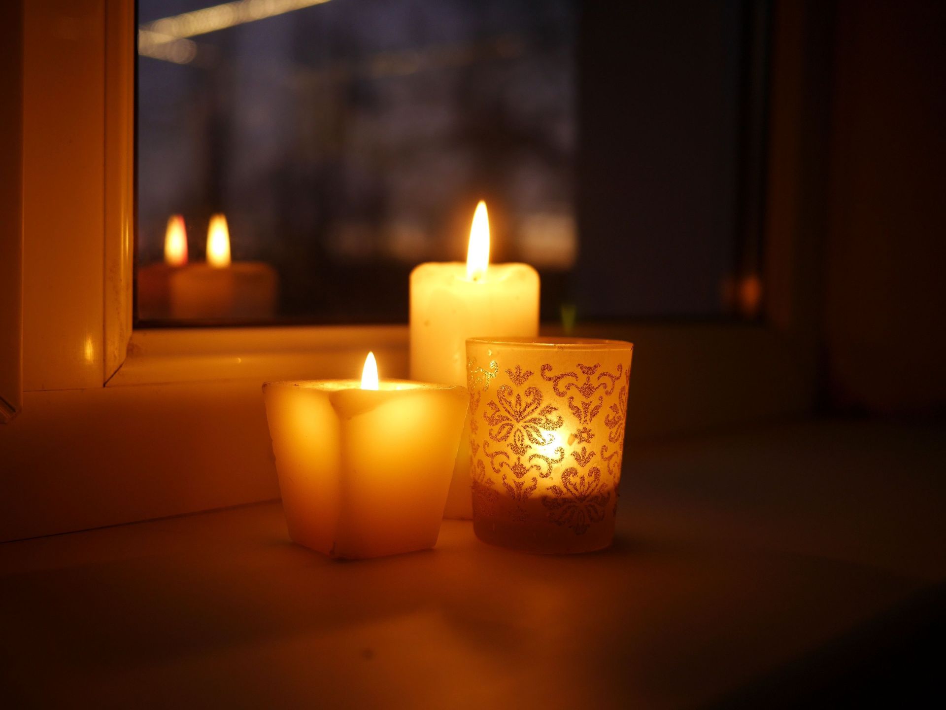 web2-candle-light-shutterstock_783210058.jpg