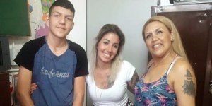 Su maestra pide por Twitter zapatos talla 49 para que vuelva al colegio