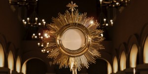 Oración para adorar la Eucaristía