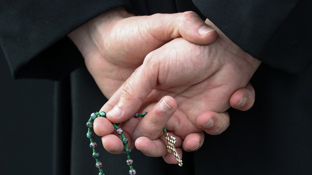 web3-priest-pray-rosary-prayer-afp-063_1213716307.jpg