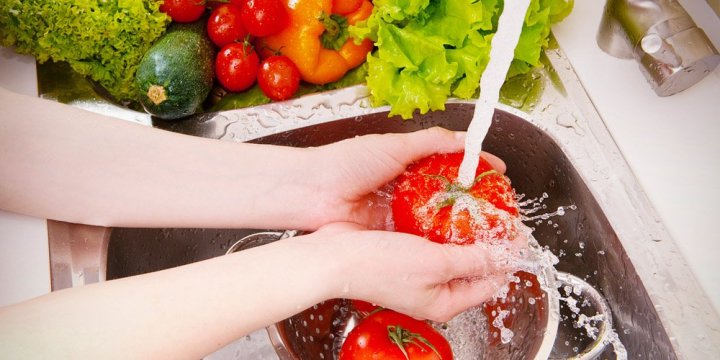 web3-vegetables-food-washing-water-shutterstock_115375876-spass-1.jpg