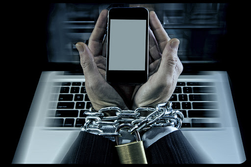 Internet addiction © Marcos Mesa Sam Wordley / Shutterstock