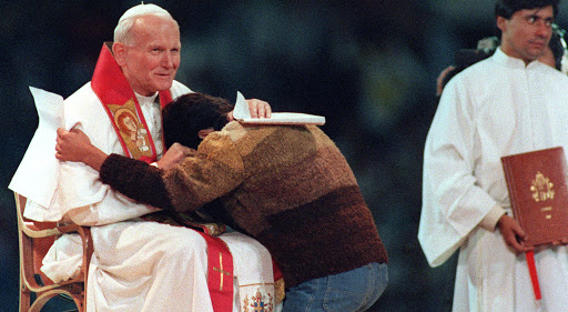 Joven abrazando a Juan Pablo II – ar
