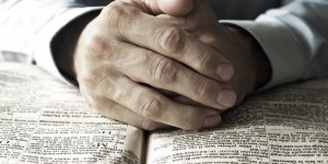 Famosos que descubrieron en la Biblia un libro transformador