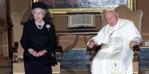 ¿A cuántos Papas conoció la Reina Isabel II?
