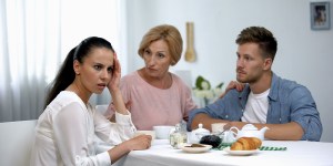 Nuera vs suegra. ¿Qué se esconde tras este conflicto y cómo se resuelve?