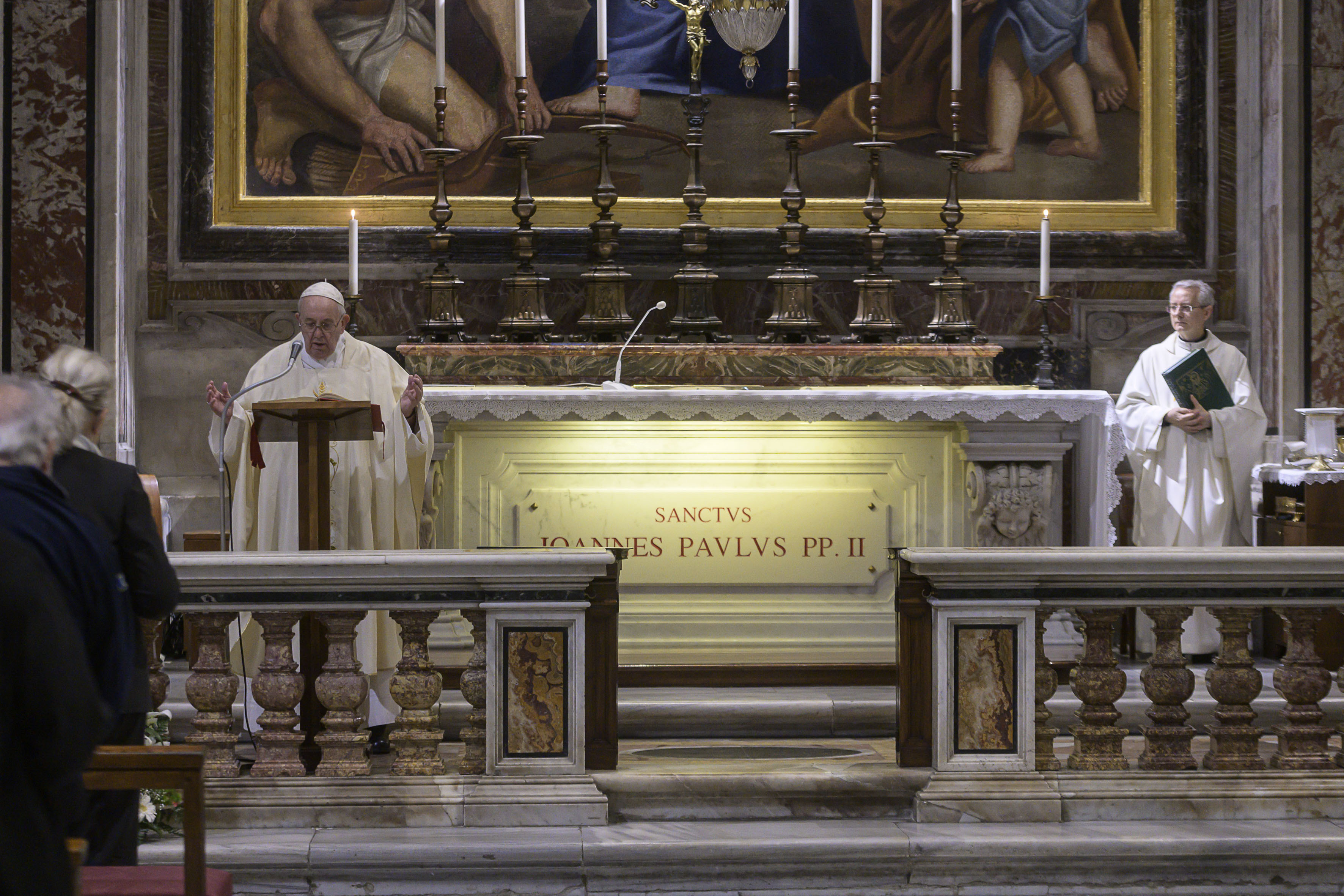 Papa Francisco ante la tumba de Juan Pablo II: “El Señor hace 100 años  visitó a su pueblo”