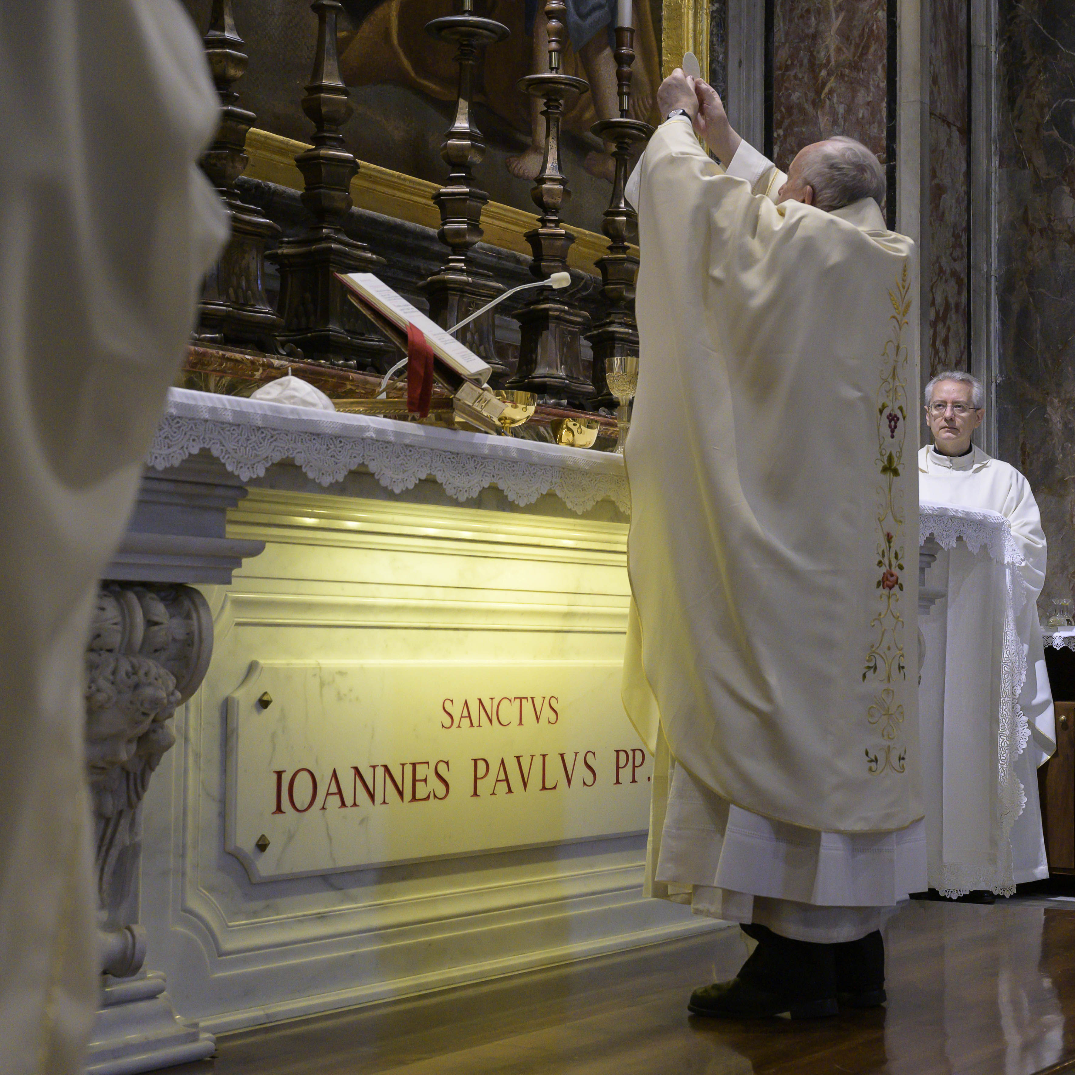 Papa Francisco ante la tumba de Juan Pablo II: “El Señor hace 100 años  visitó a su pueblo”
