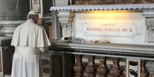 PAPIEŻ FRANCISZEK PRZY GROBIE JANA PAWŁA II
