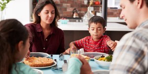 Bendecir la mesa y otros hábitos que no debes abandonar