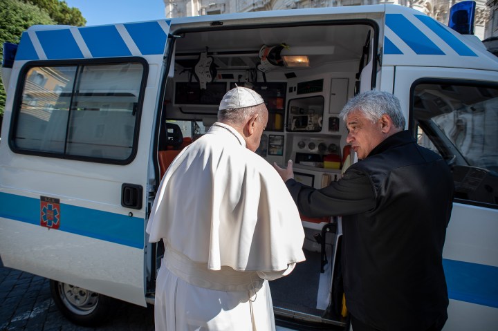 web2-amjun0120-pope-francis-ambulance-poor-covid-19-vatican-media-foto_3.jpg